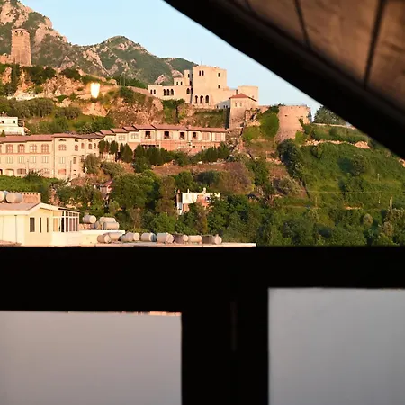 Damiano's Penthouse Old Bazaar - Castle To Coast View شقة Krujë