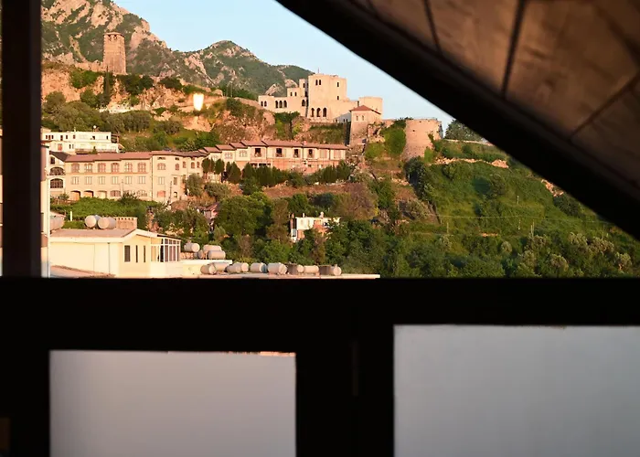 Damiano's Penthouse Old Bazaar - Castle To Coast View شقة Krujë